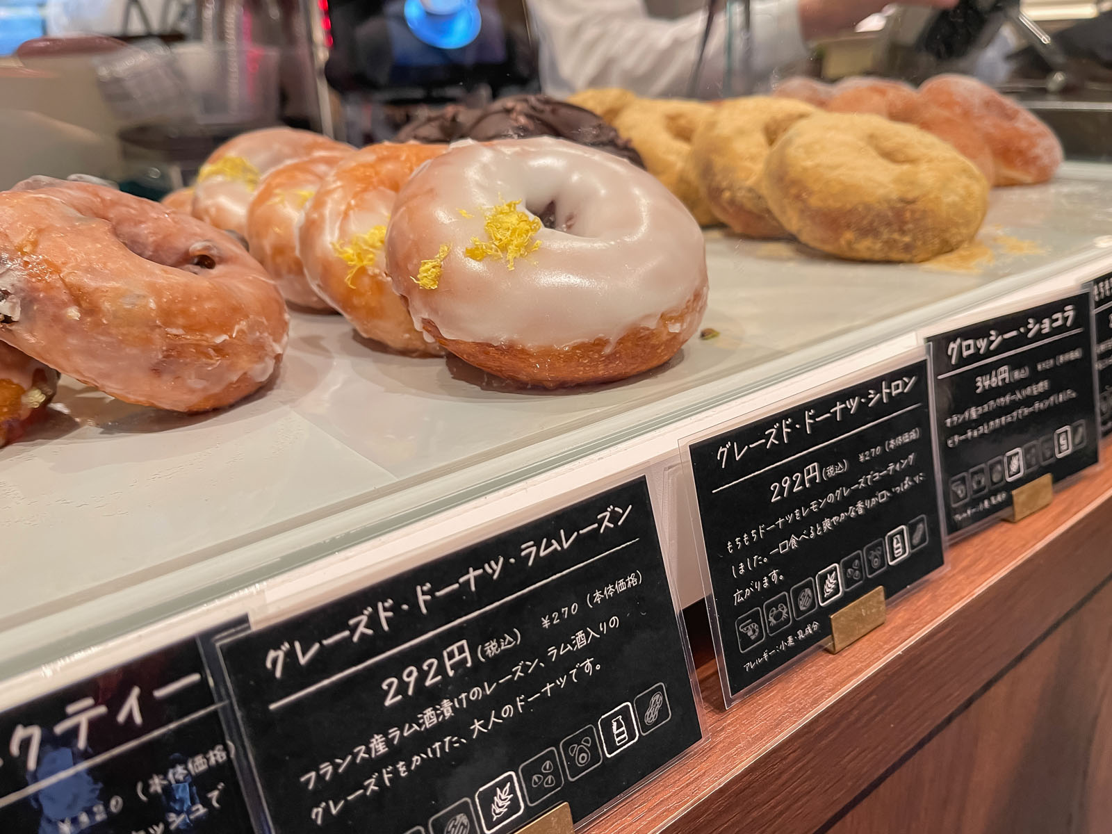 尾島商店の「OJIMA DINING」でチーズケーキとグレーズド・ドーナツ・シトロン買った！／横浜桜木町