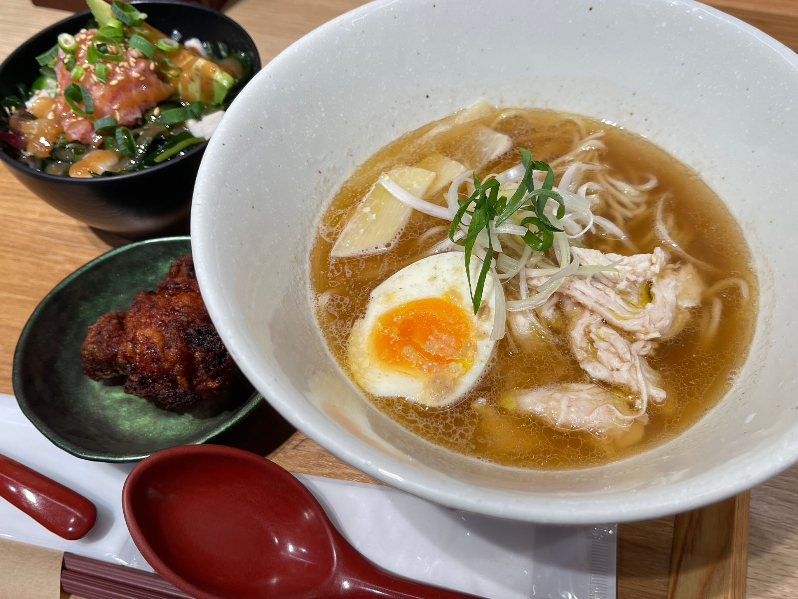 発酵ラーメンizuruで太陽の鶏こうじ麺、梅こうじのアボカドネギトロ丼食べた／横浜ISETANフードコート内