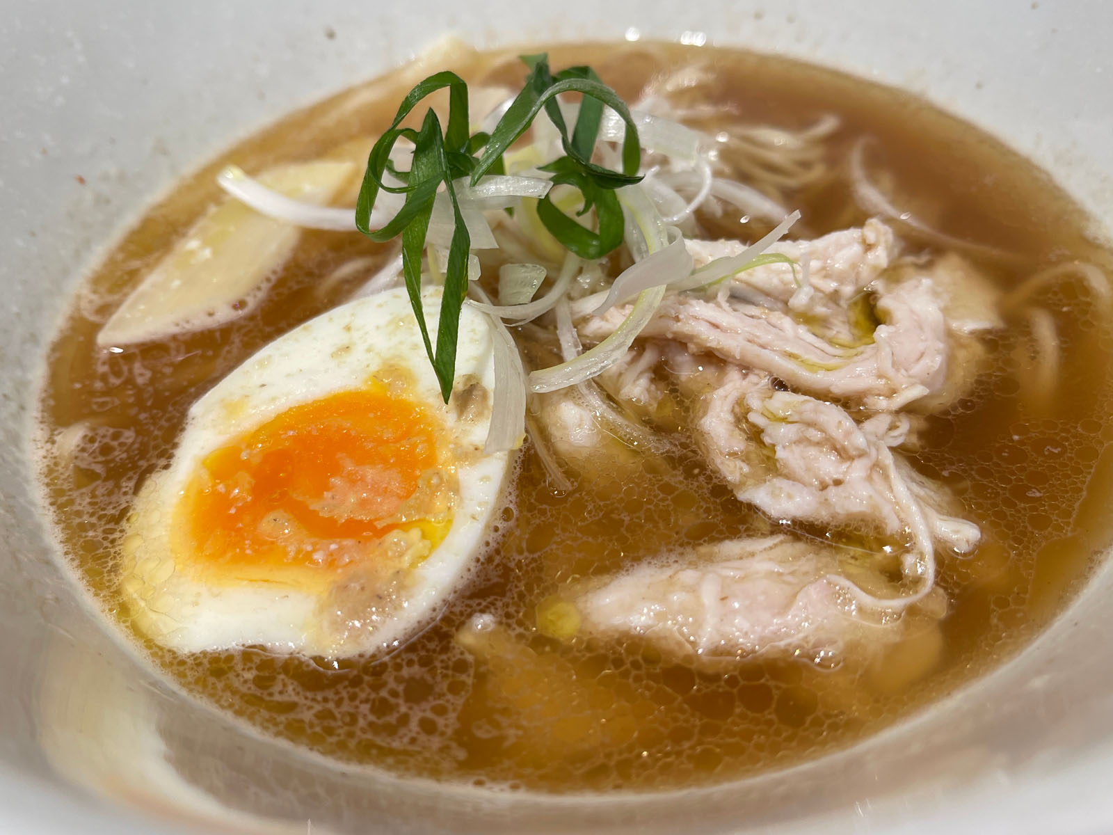 発酵ラーメンizuruで太陽の鶏こうじ麺、梅こうじのアボカドネギトロ丼食べた／横浜ISETANフードコート内