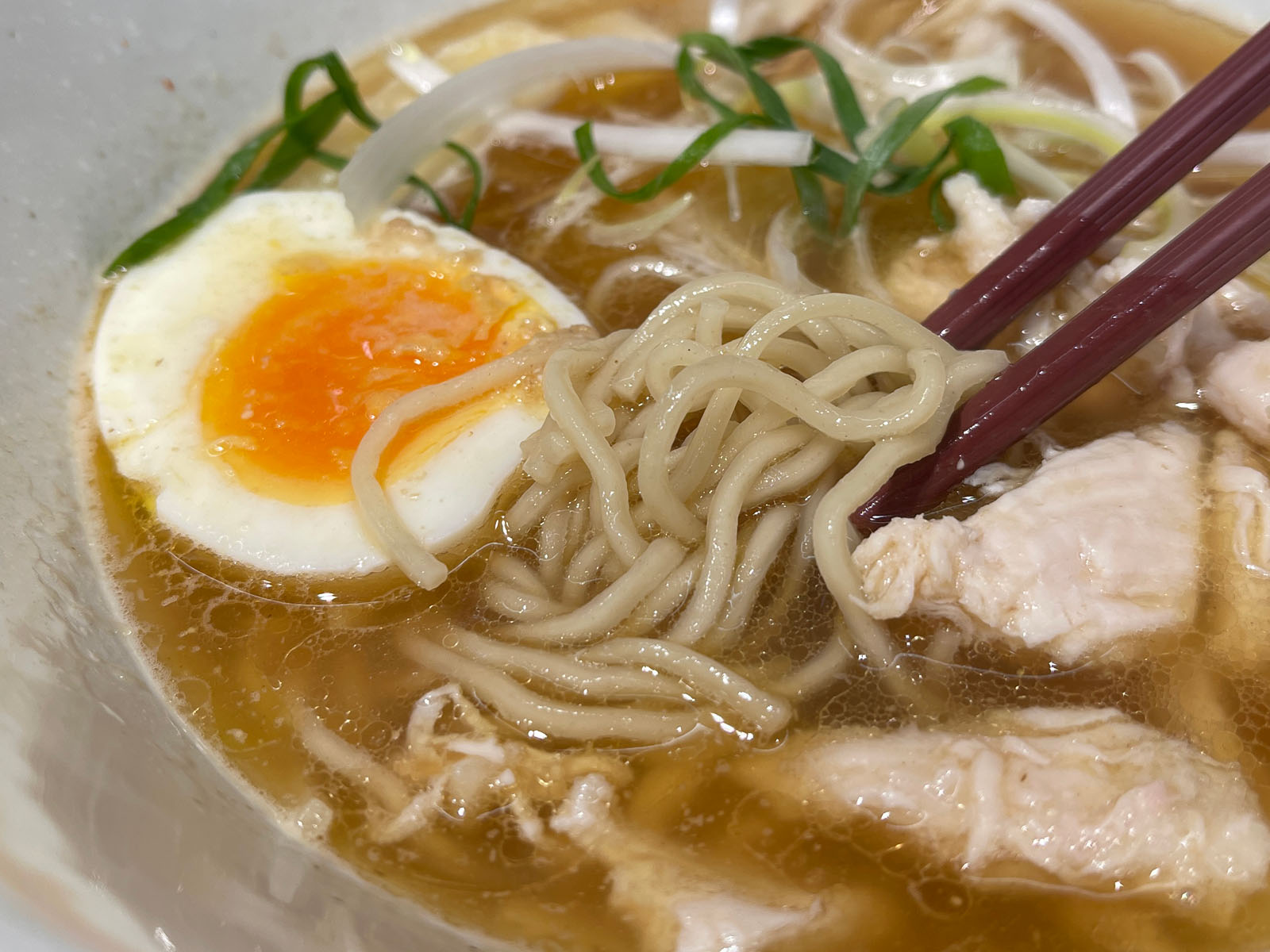 発酵ラーメンizuruで太陽の鶏こうじ麺、梅こうじのアボカドネギトロ丼食べた／横浜ISETANフードコート内