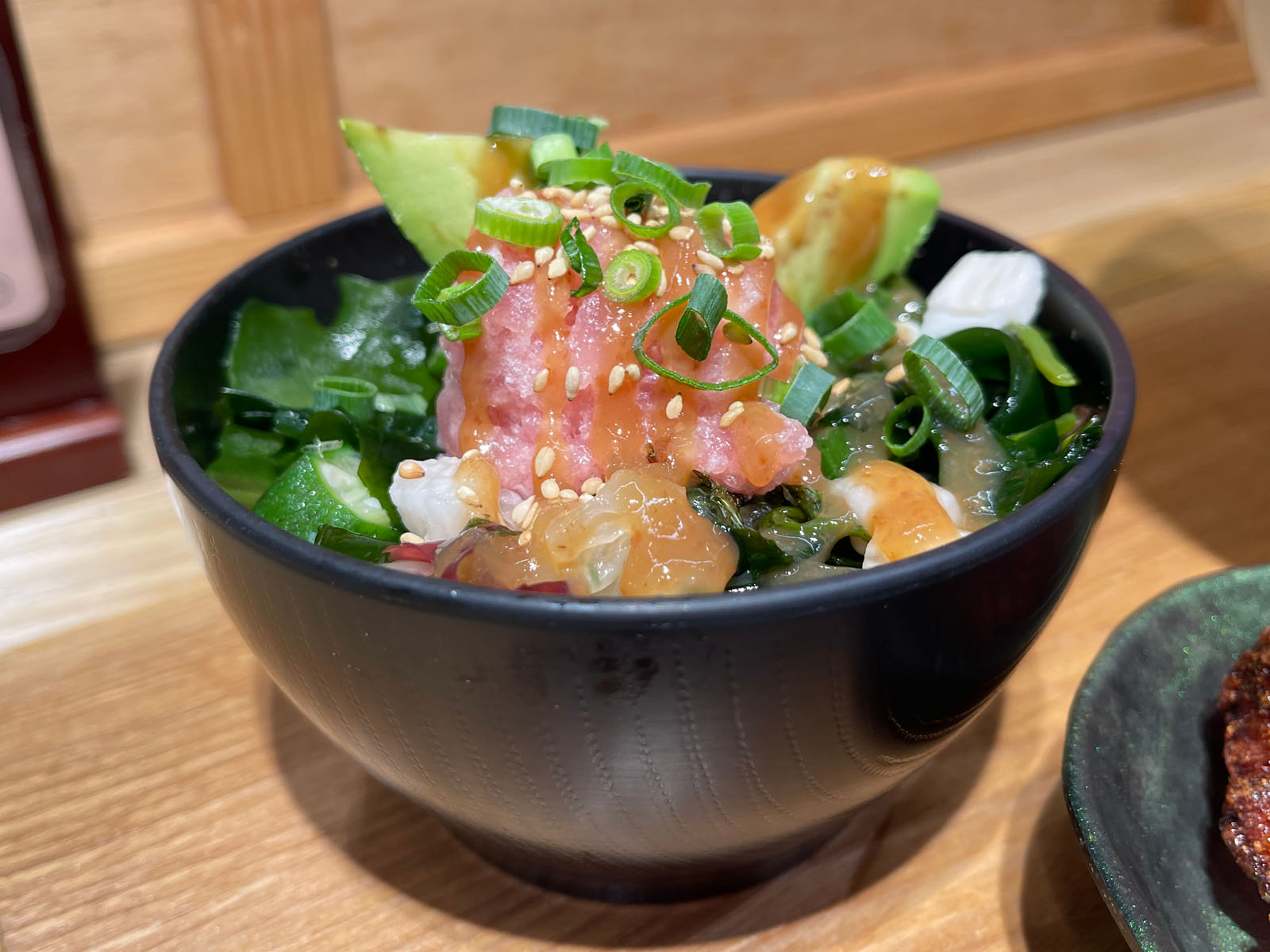 発酵ラーメンizuruで太陽の鶏こうじ麺、梅こうじのアボカドネギトロ丼食べた／横浜ISETANフードコート内