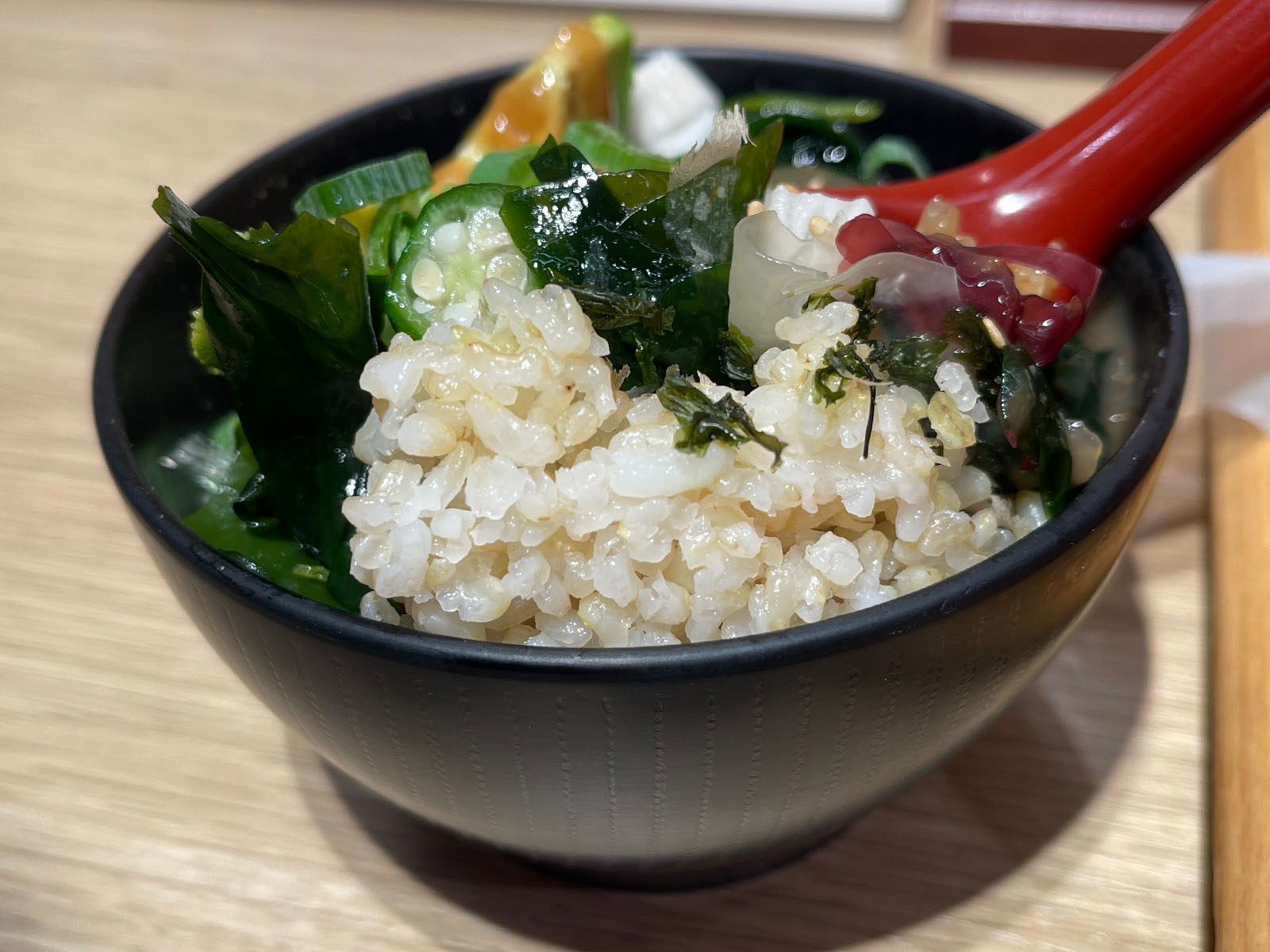 発酵ラーメンizuruで太陽の鶏こうじ麺、梅こうじのアボカドネギトロ丼食べた／横浜ISETANフードコート内