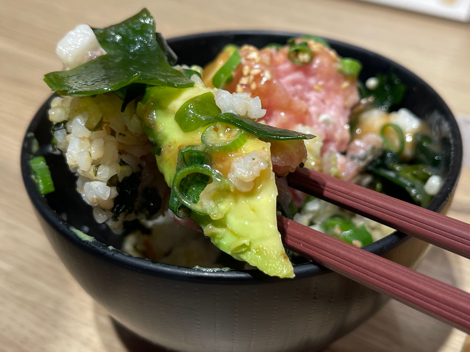 発酵ラーメンizuruで太陽の鶏こうじ麺、梅こうじのアボカドネギトロ丼食べた／横浜ISETANフードコート内