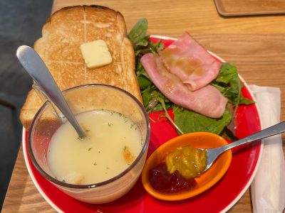 COFFEE ROASTERY MEGUROでモーニングプレートとエスプレッソアフォガート食べた／横浜・元町中華街