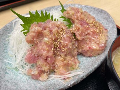 “もみじや”でブリなめろう定食、板ウニ付き刺身定食を食べたよ／横浜中央卸売市場