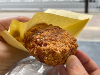 精肉店 尾島商店で惣菜の「牛肉コロッケ」をおやつに食べたよ／横浜野毛・桜木町