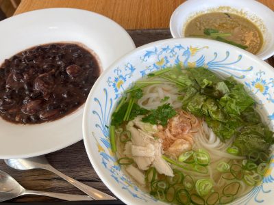 港が見えるレストラン ポートテラスカフェで鶏肉フォー、フェジョアーダ、グリーンカレー食べた／JICA横浜