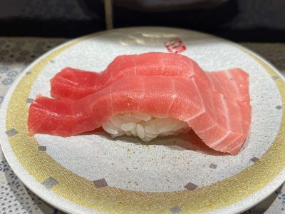 まぐろ問屋「恵み」で回転しないお寿司、本まぐろ赤身・しまあじ・天然水 極サーモン食べたよ／横浜ワールドポーターズ