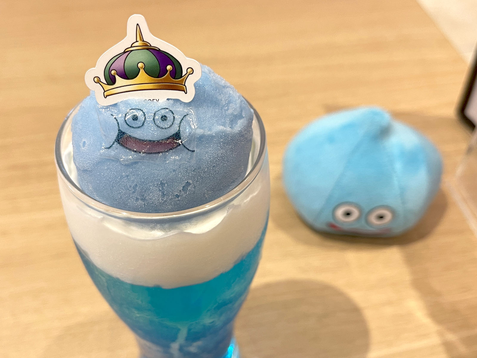 期間限定カフェ・ベホイミで「キングスライムのクリームソーダ」と「はぐれメタルのケーキ」食べたよ/横浜みなとみらい
