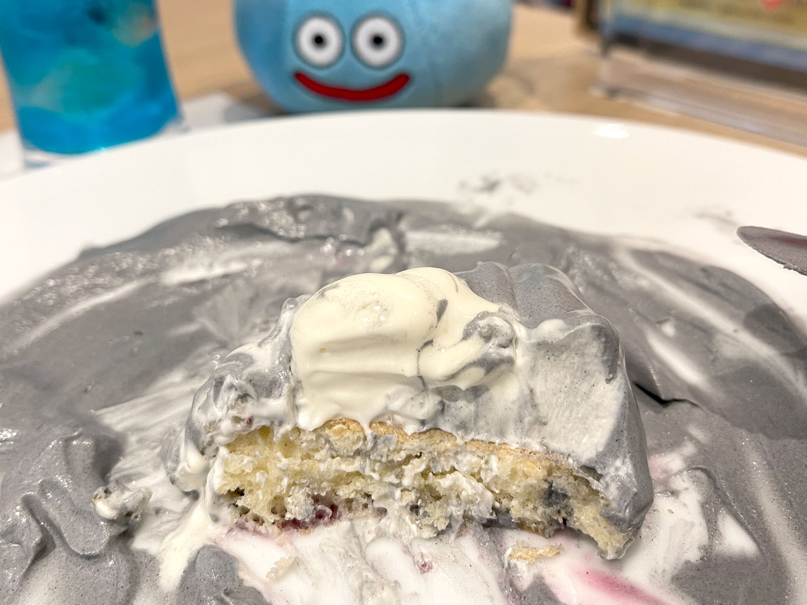 期間限定カフェ・ベホイミで「キングスライムのクリームソーダ」と「はぐれメタルのケーキ」食べたよ/横浜みなとみらい