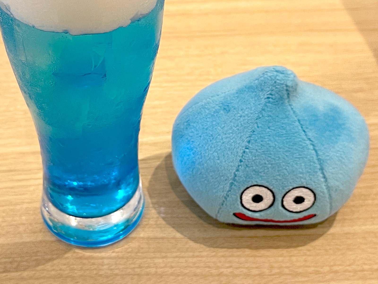 期間限定カフェ・ベホイミで「キングスライムのクリームソーダ」と「はぐれメタルのケーキ」食べたよ/横浜みなとみらい