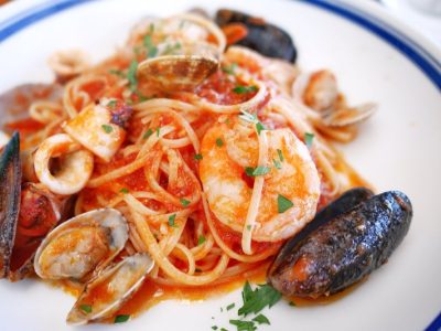 ピッツァ＆パスタ「スターダストガーデン」でクアトロフォルマッジピザとリングイネペスカトーレ・ロッソ食べたよ／宮古島