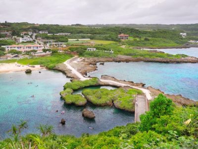 天然の入り江になっている地形を生かした海浜公園「イムギャーマリンガーデン」／宮古島