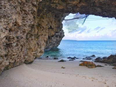 白い砂浜と岩のアーチが印象的な観光スポット「砂山ビーチ」／宮古島
