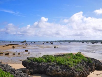遠浅の浜に無数の岩が点在する天然ビーチ「佐和田の浜」／宮古島・伊良部島