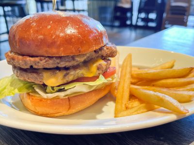 モスバーガー「モスプレミアム」で、ダブルチーズバーガー、7種の具材のチキンコブサラダ食べた！／横浜・桜木町