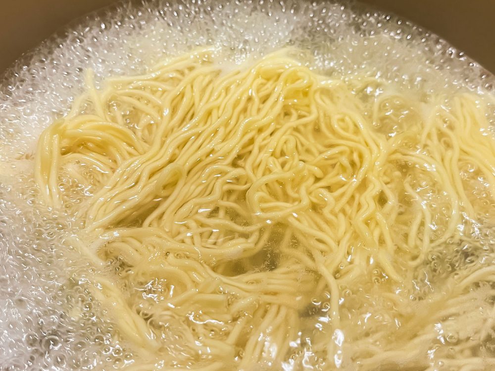 菊水の"寒干し麺"を使った「トリュフらぁめん(白トリュフオイル付)」作ってみた!/カルディコーヒーファーム