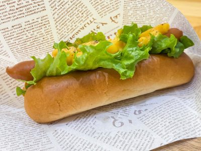 「ココマンナ」のマカロニが乗ったホットドッグ “ハマドッグ”食べたよ！／横浜ワールドポーターズ