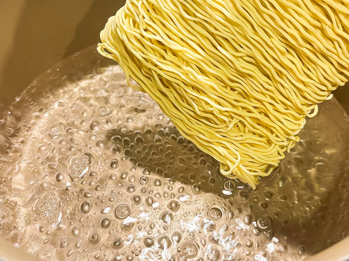 ヤマハ発動機(7272)の株主優待で、八郎めんの「宮城辛味噌ラーメン」5食セットがきた！