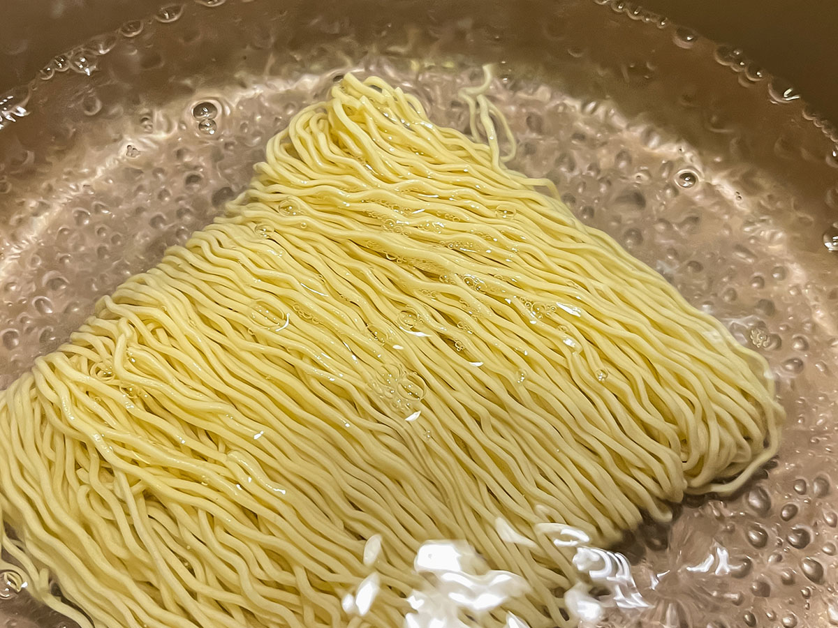 ヤマハ発動機(7272)の株主優待で、八郎めんの「宮城辛味噌ラーメン」5食セットがきた！