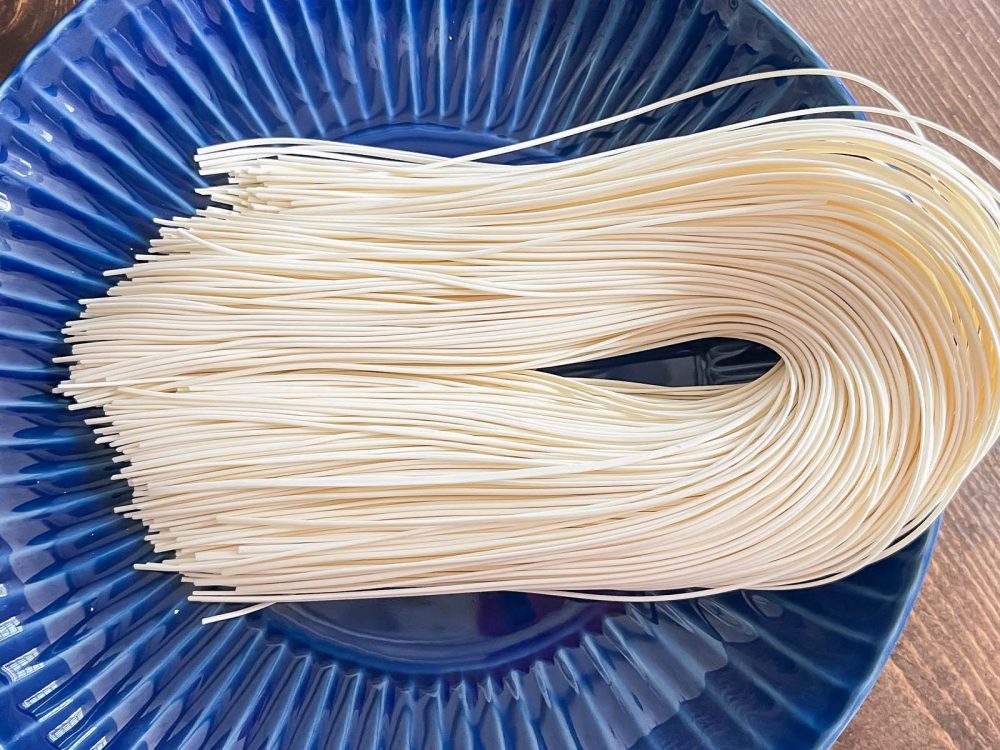 「銀四郎麺業」の麺を半分に切って茹でる"手延べ 生そうめん"食べたよ!/香川県小豆島