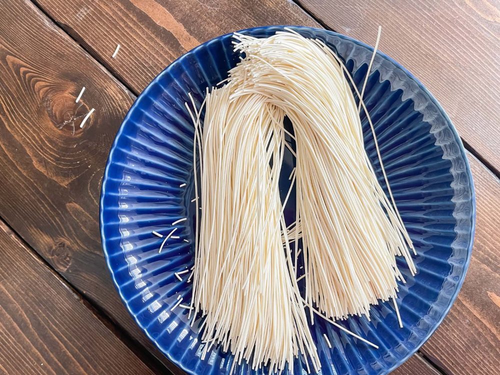 「銀四郎麺業」の麺を半分に切って茹でる"手延べ 生そうめん"食べたよ!/香川県小豆島