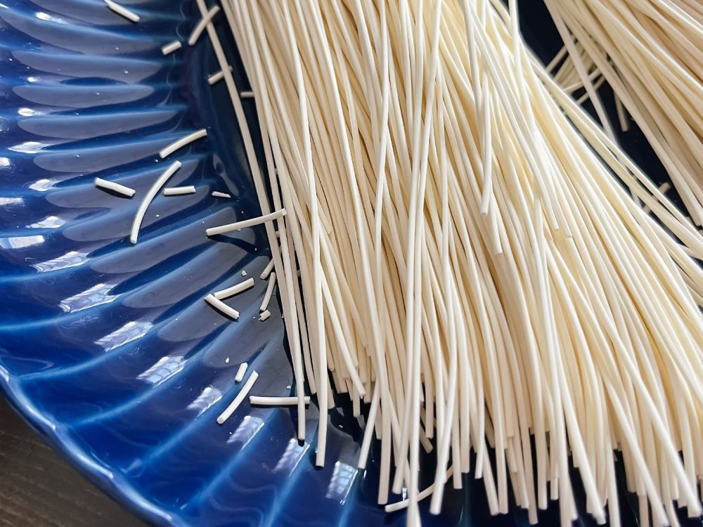 「銀四郎麺業」の麺を半分に切って茹でる"手延べ 生そうめん"食べたよ!/香川県小豆島