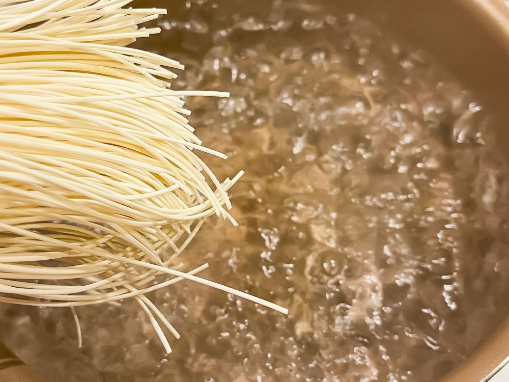 「銀四郎麺業」の麺を半分に切って茹でる"手延べ 生そうめん"食べたよ!/香川県小豆島