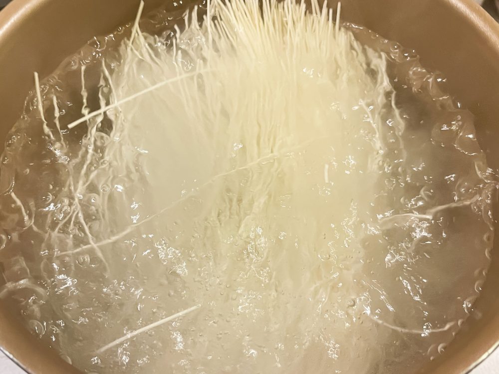 「銀四郎麺業」の麺を半分に切って茹でる"手延べ 生そうめん"食べたよ!/香川県小豆島
