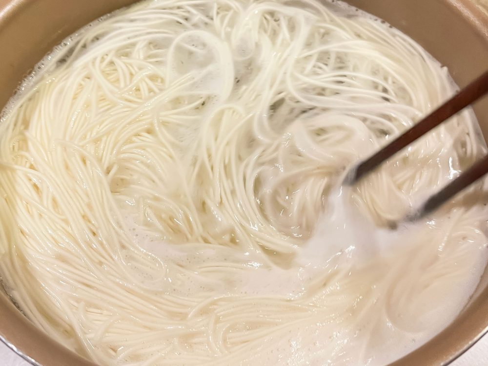 「銀四郎麺業」の麺を半分に切って茹でる"手延べ 生そうめん"食べたよ!/香川県小豆島