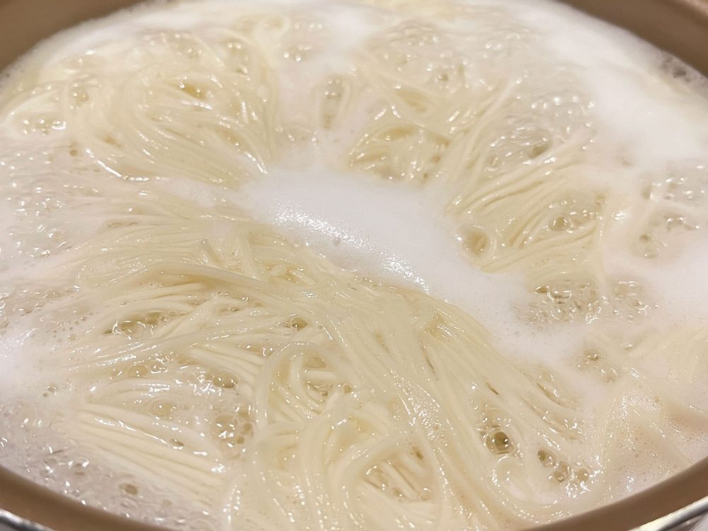 「銀四郎麺業」の麺を半分に切って茹でる"手延べ 生そうめん"食べたよ!/香川県小豆島