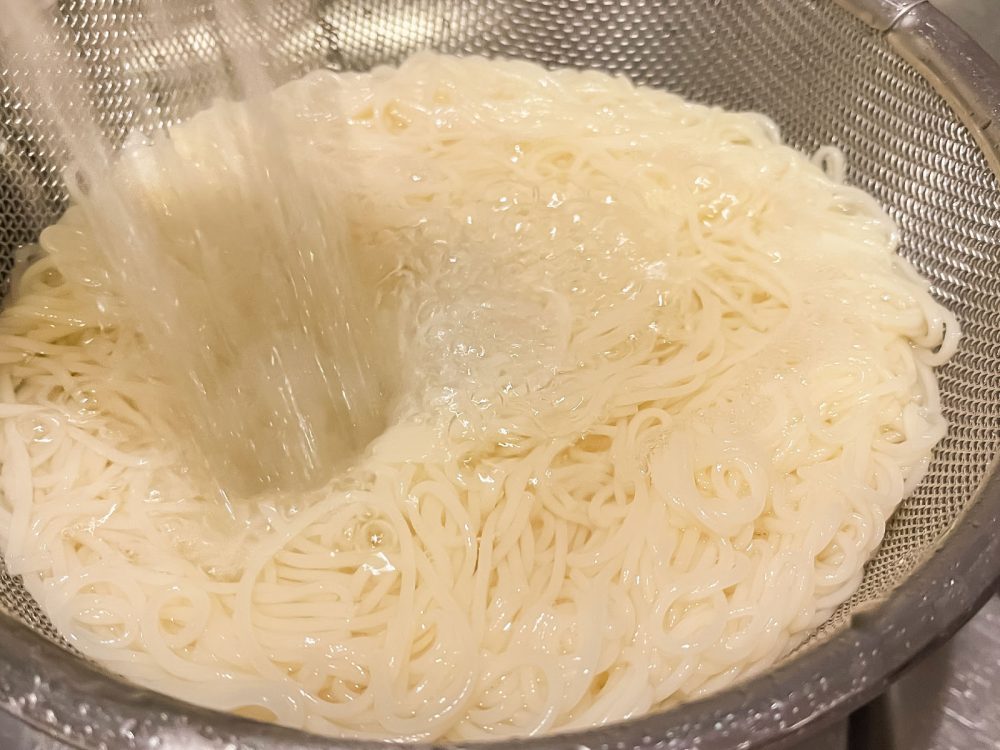 「銀四郎麺業」の麺を半分に切って茹でる"手延べ 生そうめん"食べたよ!/香川県小豆島