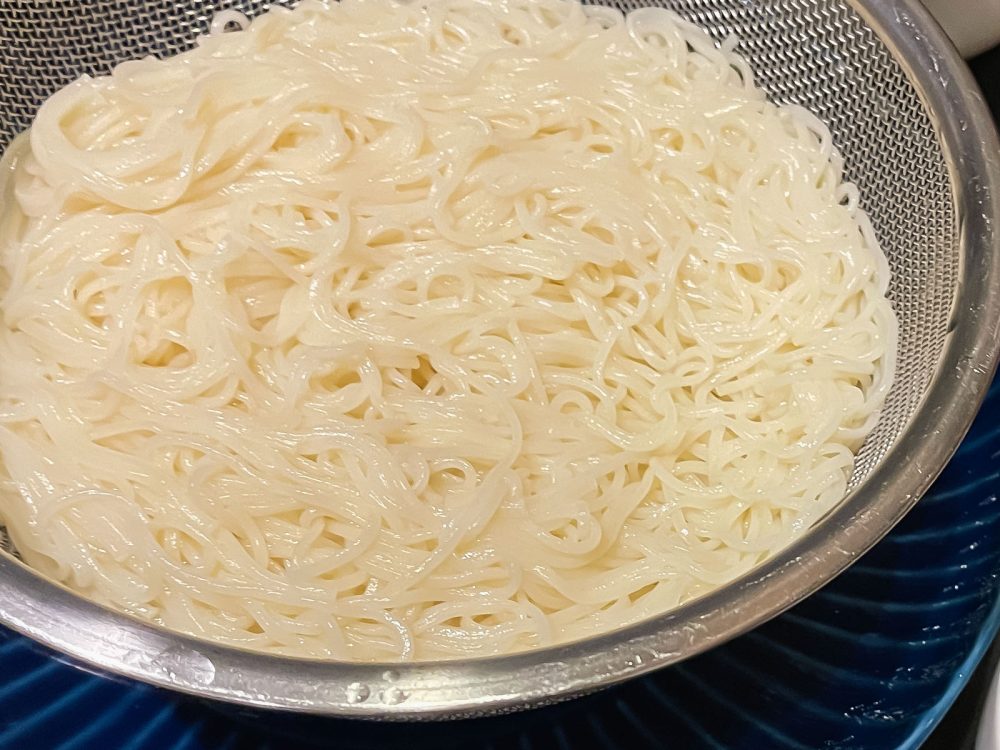 「銀四郎麺業」の麺を半分に切って茹でる"手延べ 生そうめん"食べたよ!/香川県小豆島
