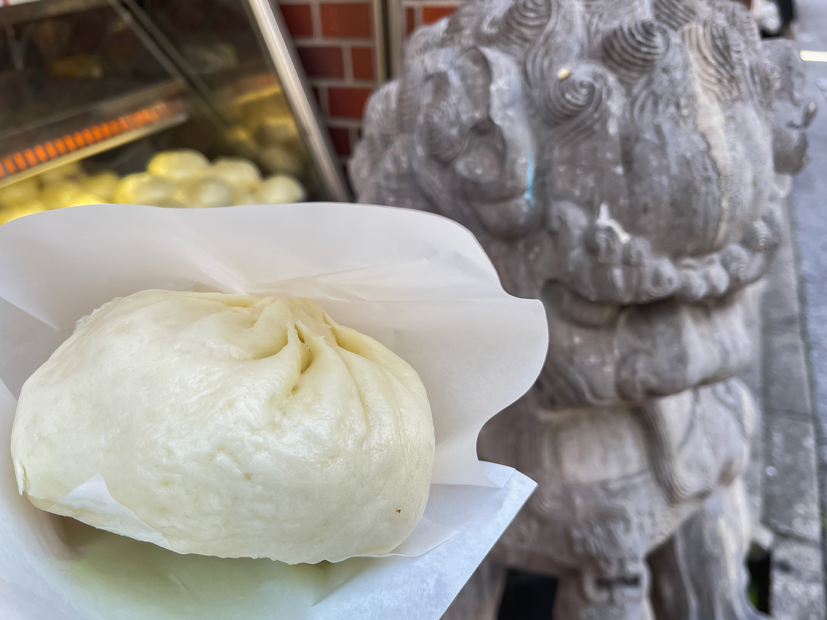 「北京飯店」のとろとろ角切り肉と野菜が入った"五目肉まん"食べたよ／横浜中華街