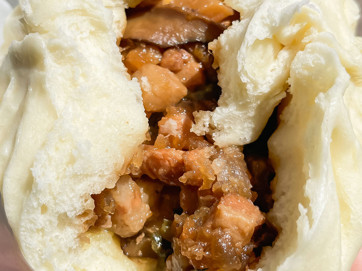 「北京飯店」のとろとろ角切り肉と野菜が入った"五目肉まん"食べたよ／横浜中華街