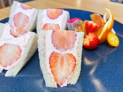 「水信フルーツパーラー」でストロベリーサンドイッチ、柑橘と春苺のパフェ食べた！／横浜北仲ブリック&ホワイト