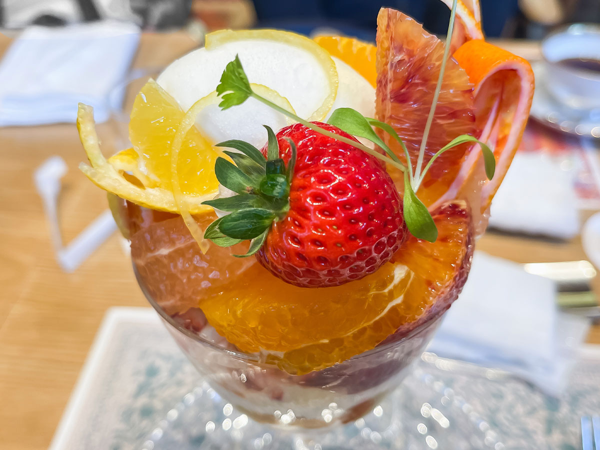 「水信フルーツパーラー」でストロベリーサンドイッチ、柑橘と春苺のパフェ食べた!/横浜北仲ブリック&ホワイト