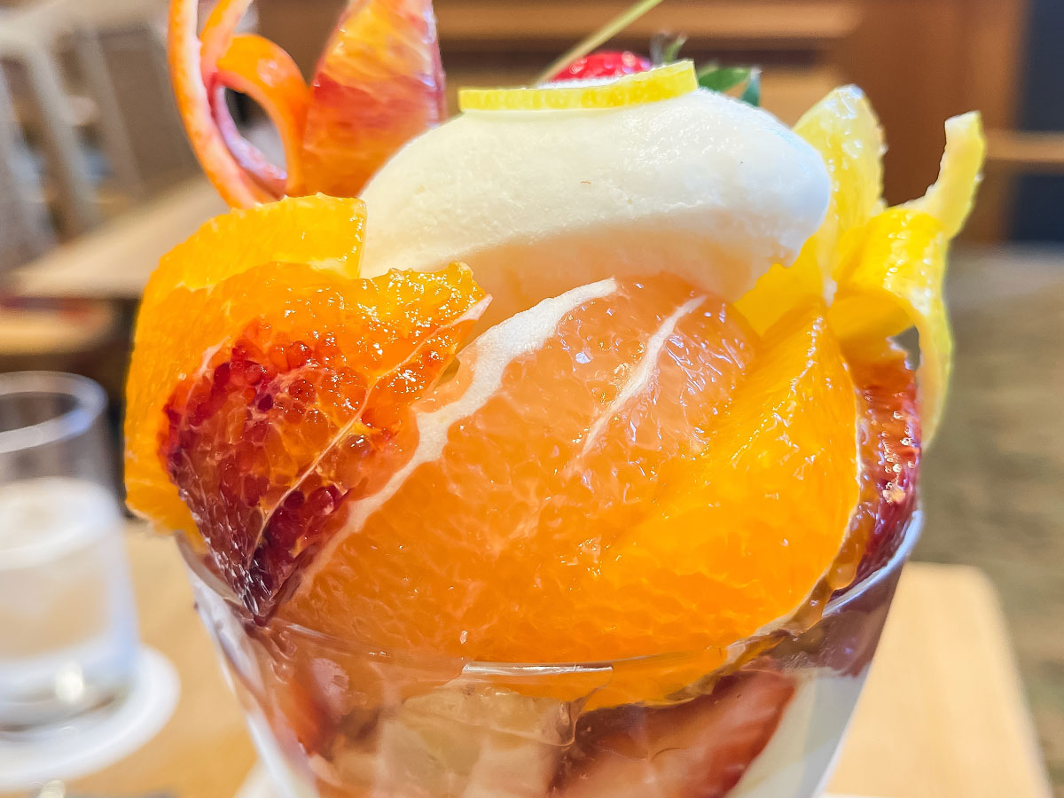 「水信フルーツパーラー」でストロベリーサンドイッチ、柑橘と春苺のパフェ食べた!/横浜北仲ブリック&ホワイト