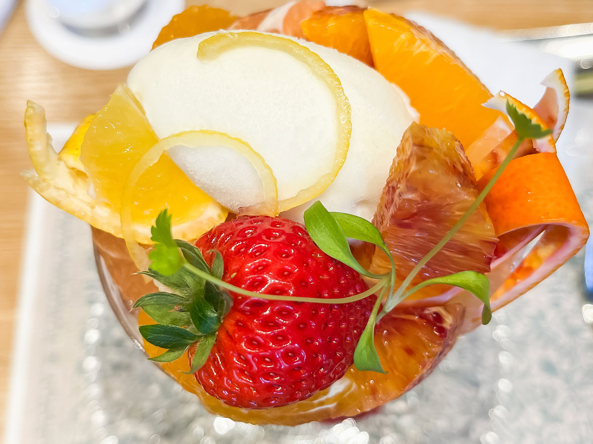 「水信フルーツパーラー」でストロベリーサンドイッチ、柑橘と春苺のパフェ食べた!/横浜北仲ブリック&ホワイト