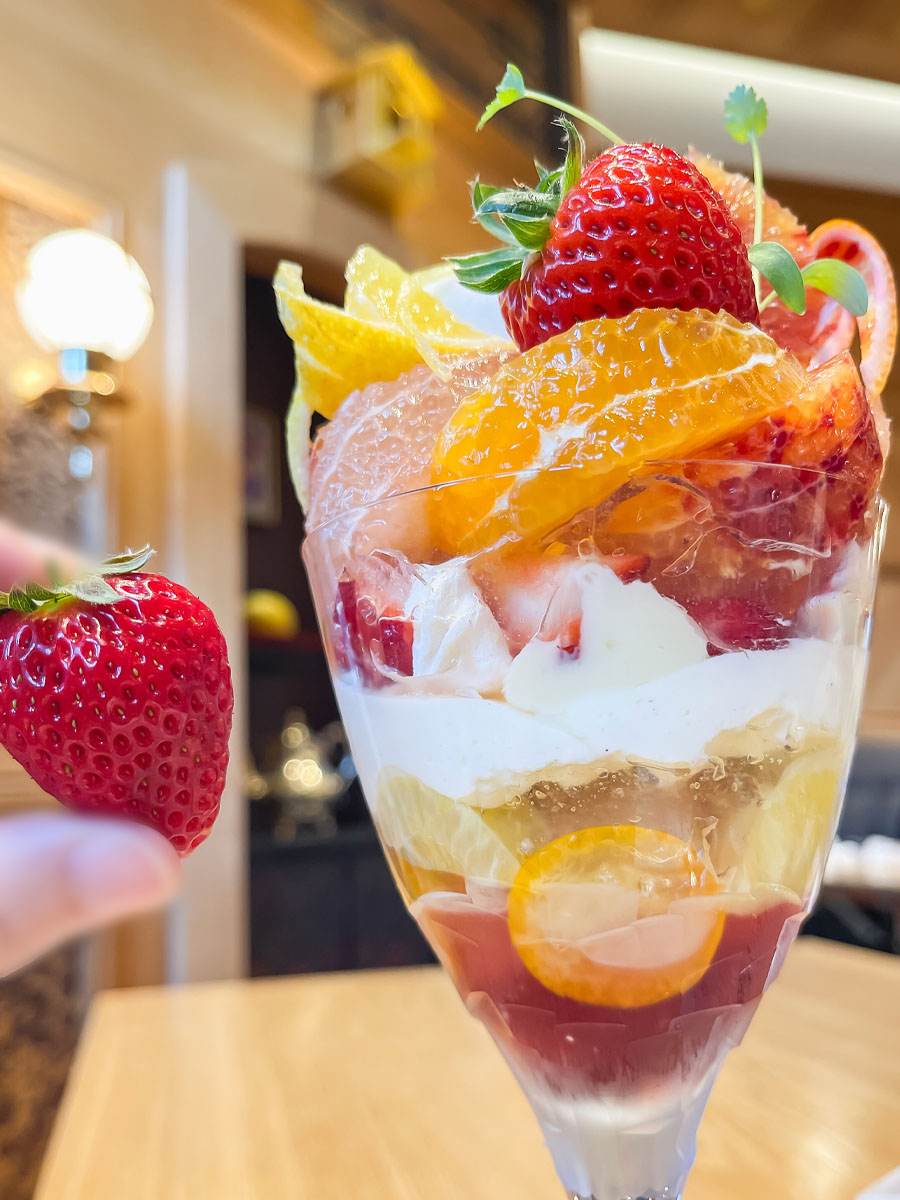 「水信フルーツパーラー」でストロベリーサンドイッチ、柑橘と春苺のパフェ食べた!/横浜北仲ブリック&ホワイト