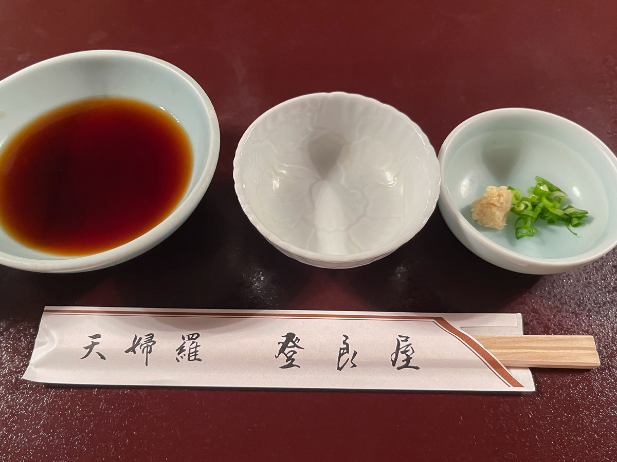 老舗の天麩羅屋「登良屋(とらや)」で刺身盛合せ1.5人前・天ぷら盛り食べたよ/横浜・関内