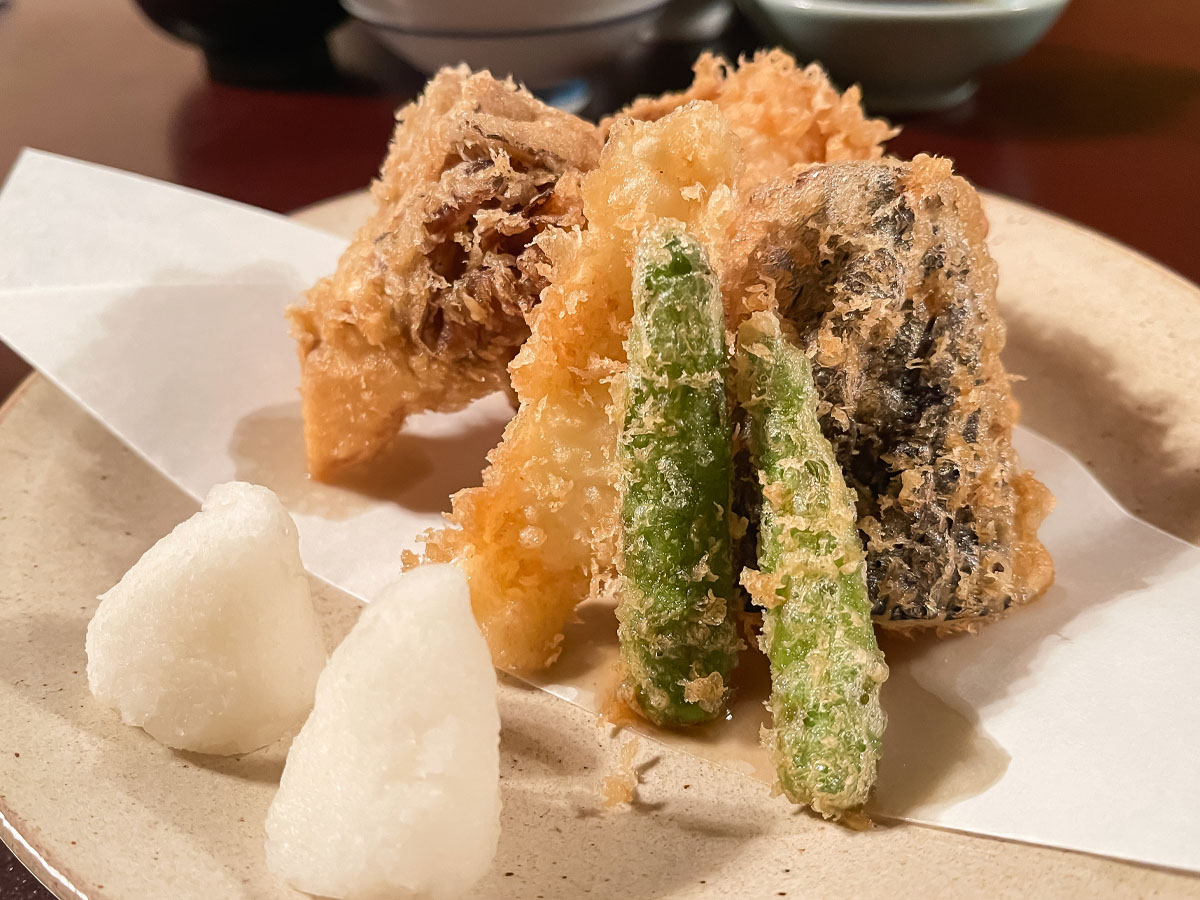 老舗の天麩羅屋「登良屋(とらや)」で刺身盛合せ1.5人前・天ぷら盛り食べたよ/横浜・関内