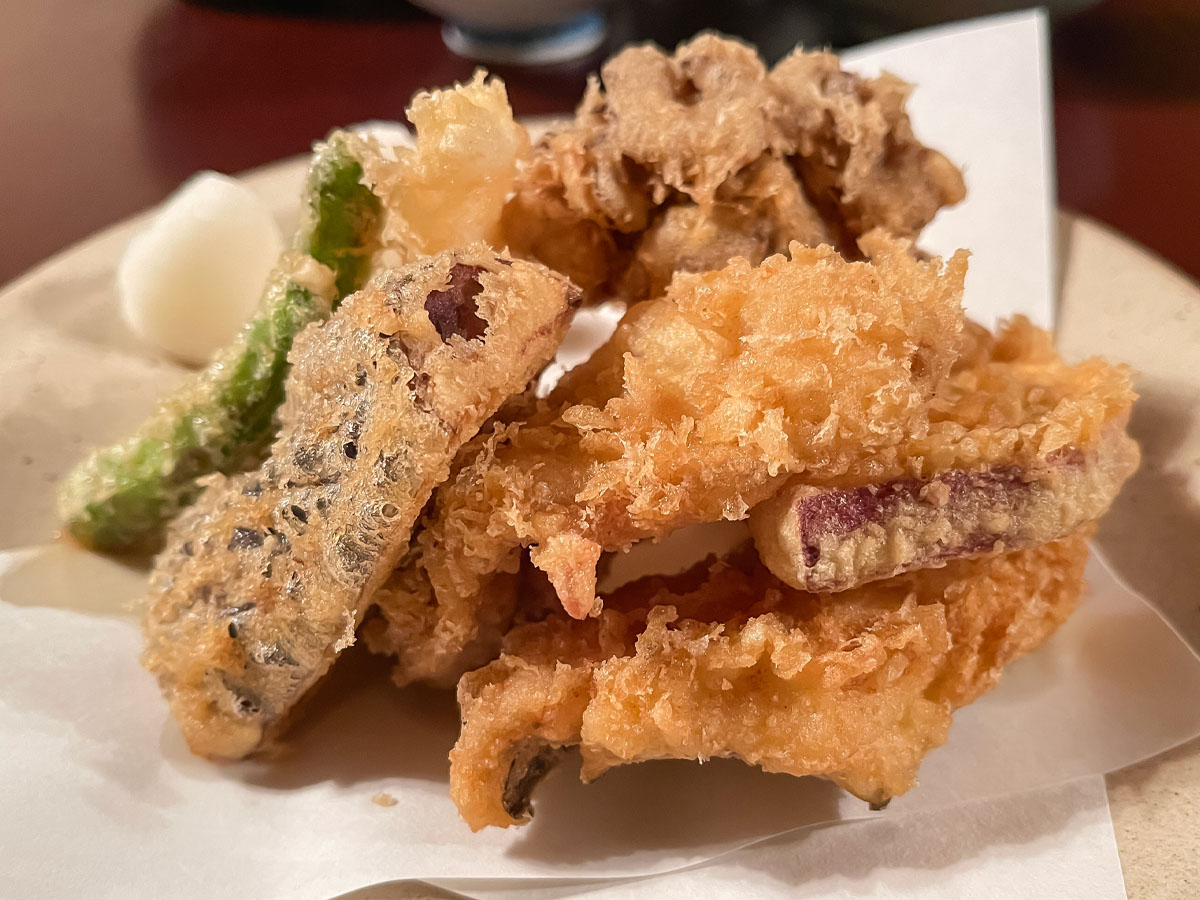 老舗の天麩羅屋「登良屋(とらや)」で刺身盛合せ1.5人前・天ぷら盛り食べたよ/横浜・関内