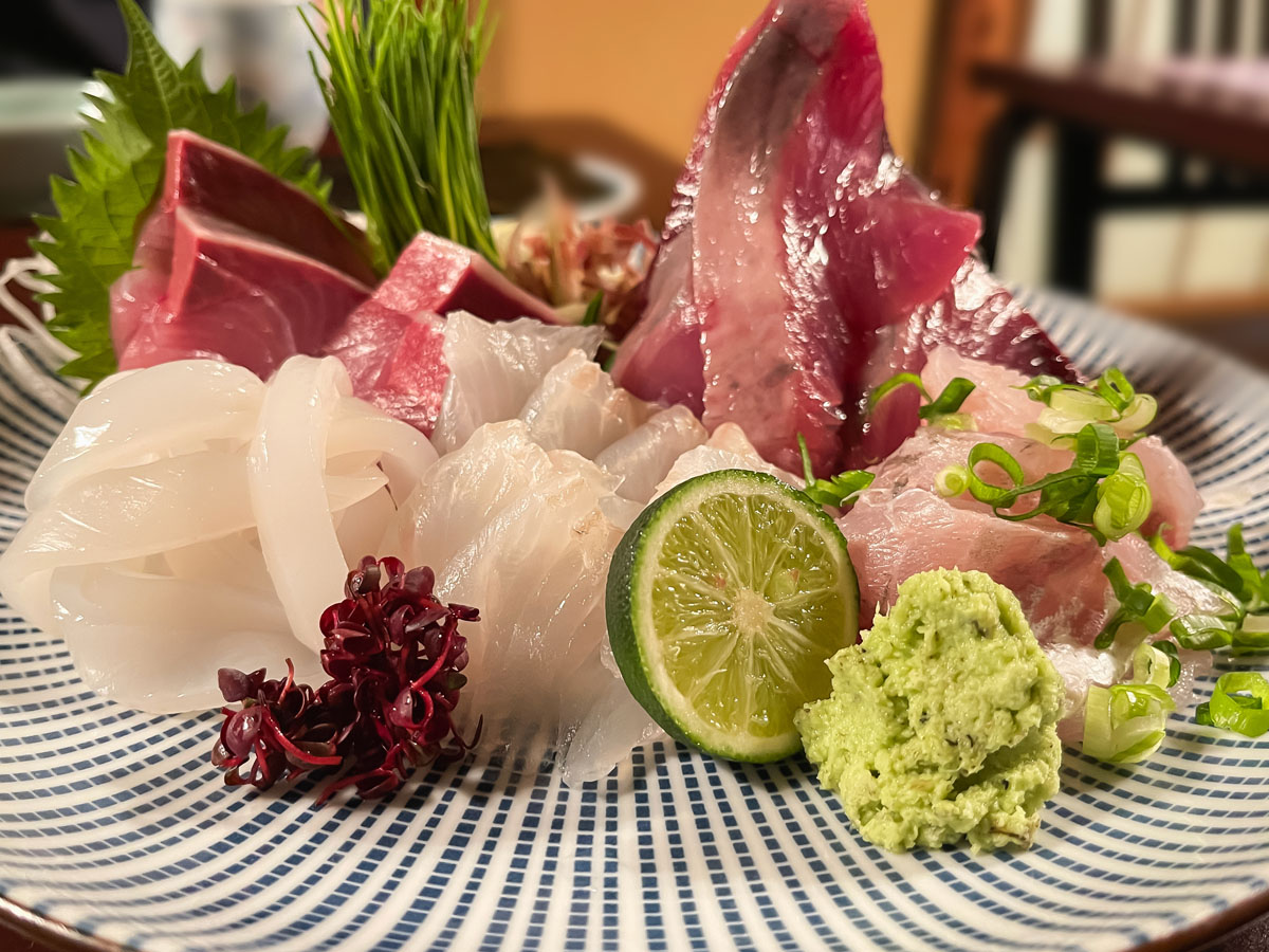 老舗の天麩羅屋「登良屋(とらや)」で刺身盛合せ1.5人前・天ぷら盛り食べたよ/横浜・関内