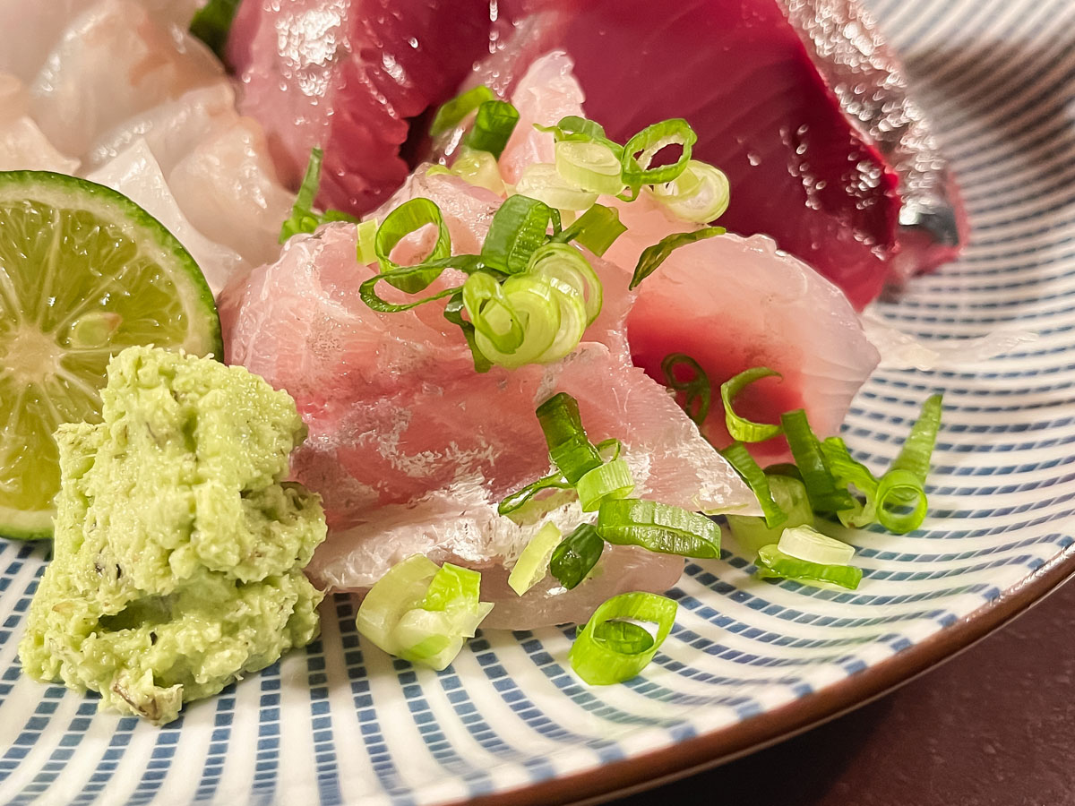 老舗の天麩羅屋「登良屋(とらや)」で刺身盛合せ1.5人前・天ぷら盛り食べたよ/横浜・関内