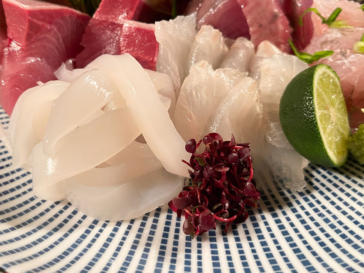 老舗の天麩羅屋「登良屋(とらや)」で刺身盛合せ1.5人前・天ぷら盛り食べたよ/横浜・関内