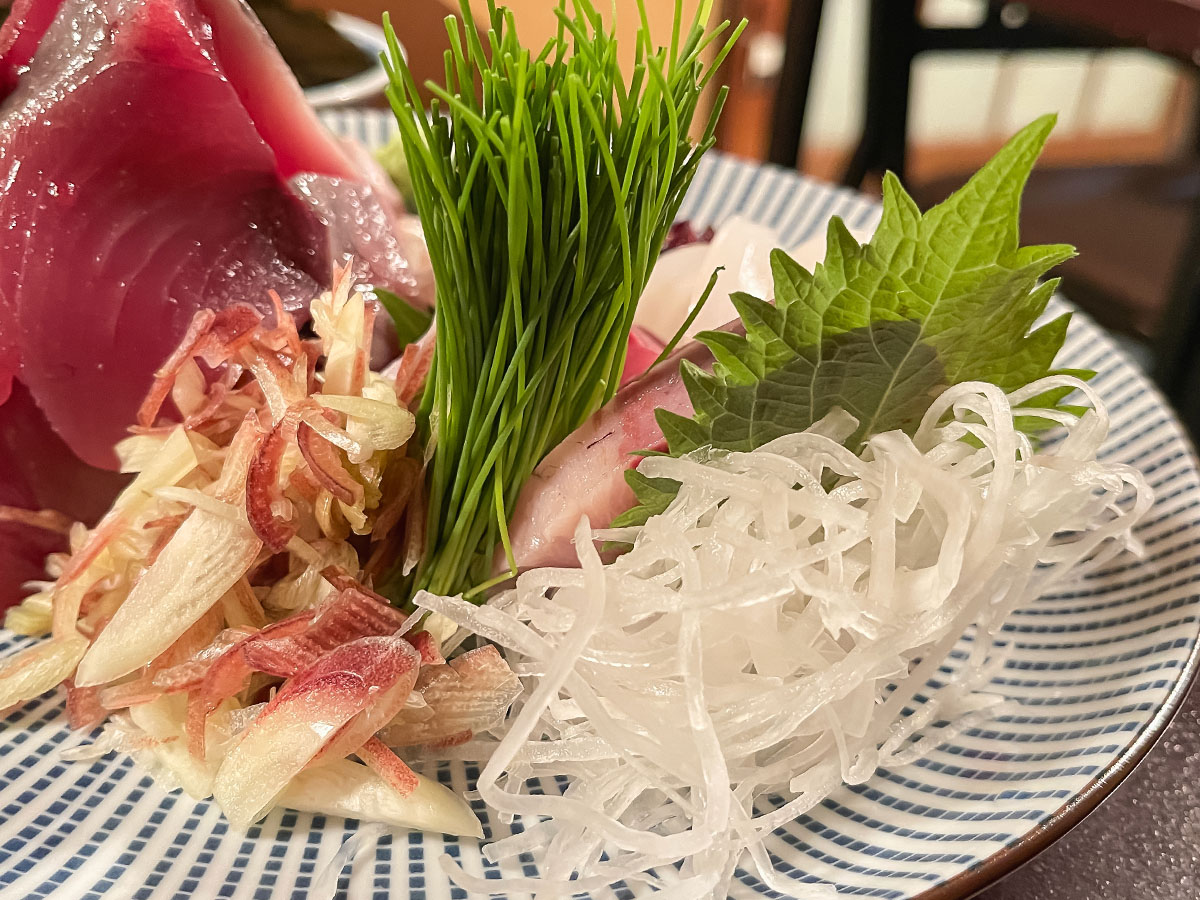 老舗の天麩羅屋「登良屋(とらや)」で刺身盛合せ1.5人前・天ぷら盛り食べたよ/横浜・関内