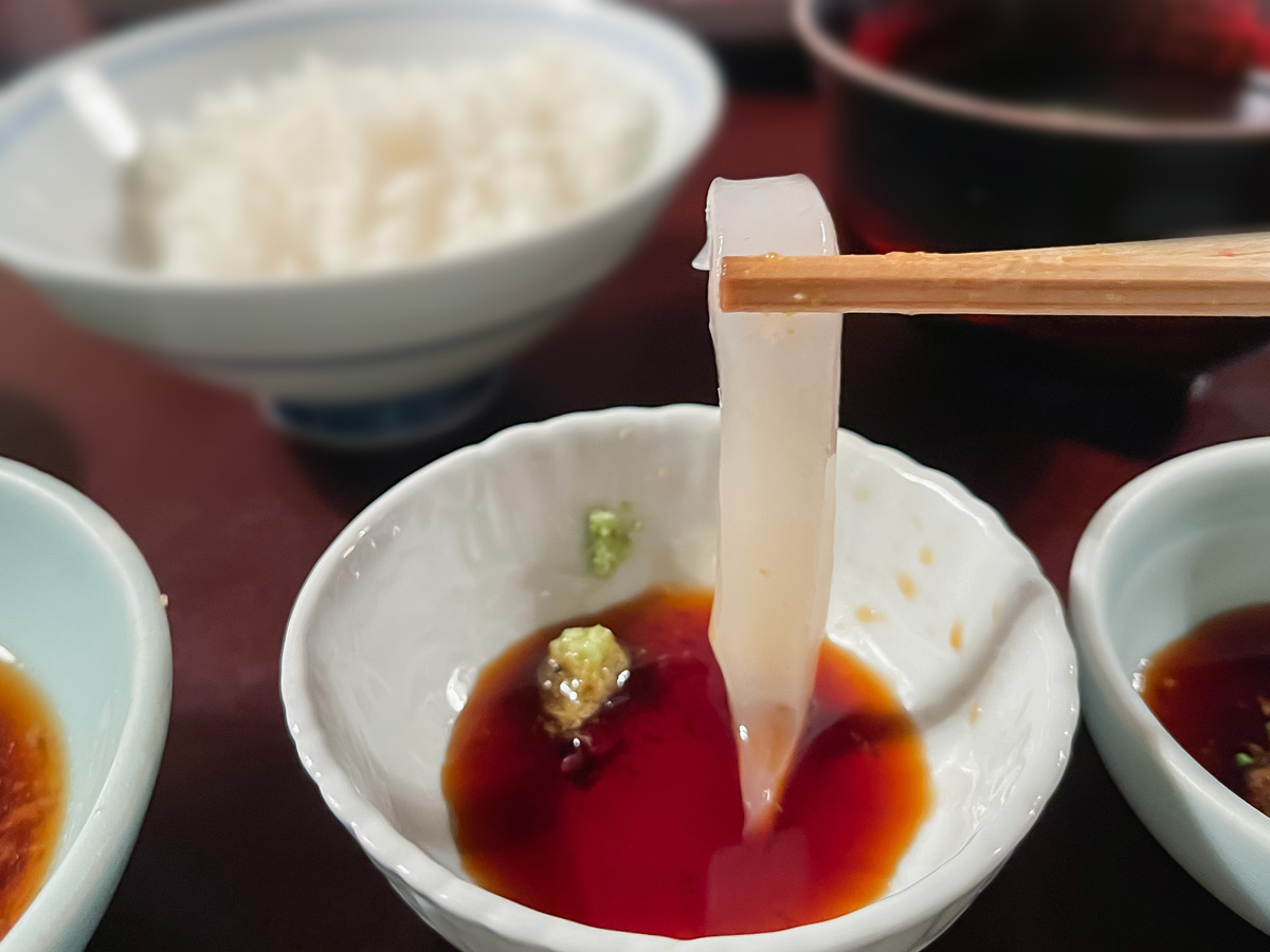 老舗の天麩羅屋「登良屋(とらや)」で刺身盛合せ1.5人前・天ぷら盛り食べたよ/横浜・関内