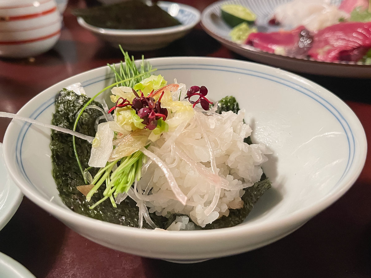 老舗の天麩羅屋「登良屋(とらや)」で刺身盛合せ1.5人前・天ぷら盛り食べたよ/横浜・関内