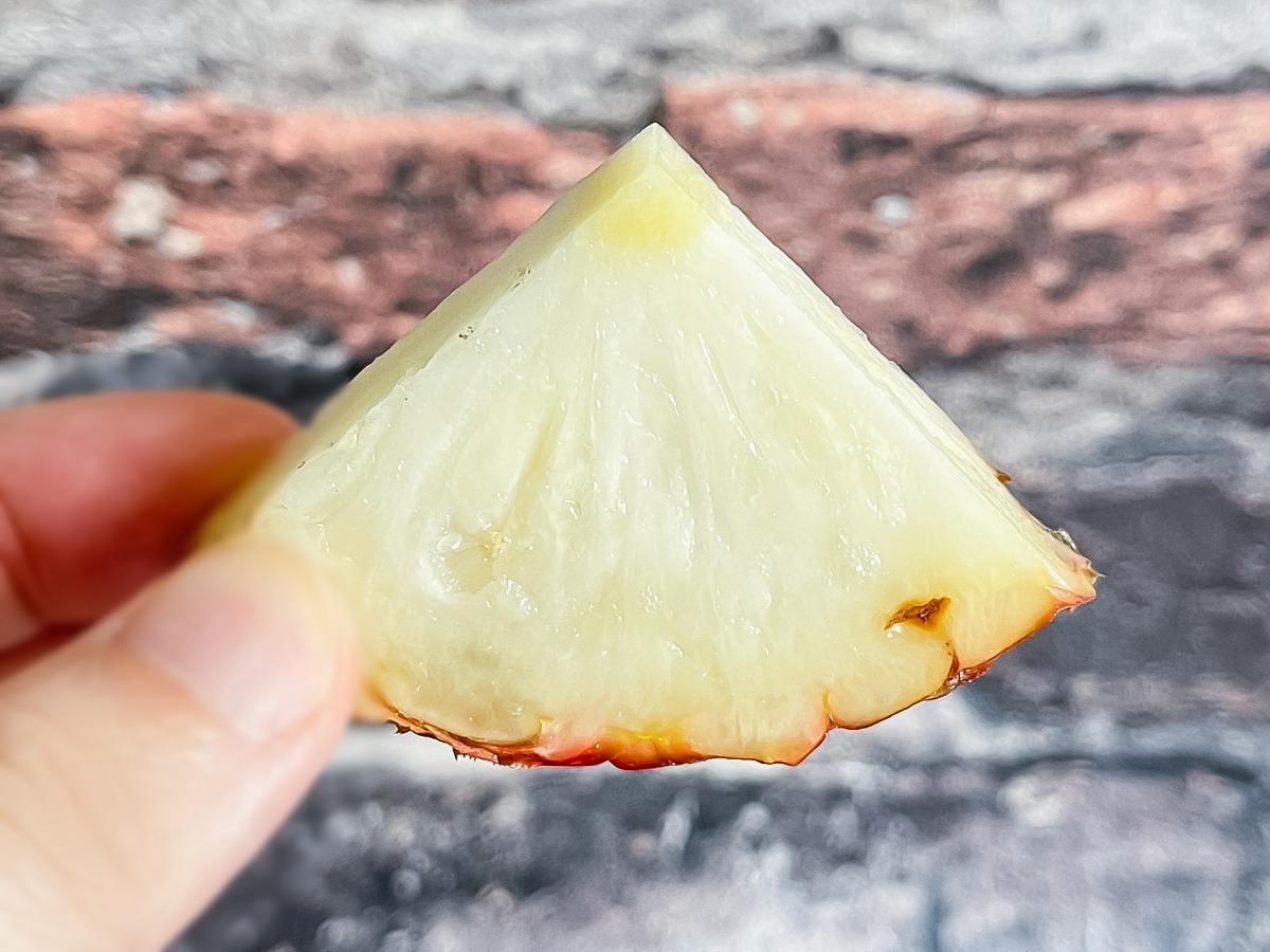 「アララガマ農園」の小さめなピーチパイン食べたよ!/沖縄県西表島